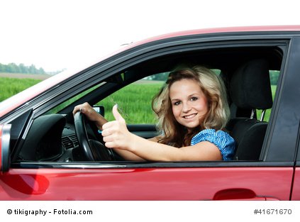 Autofahrerin findet Rabatte bei der Autoversicherung sehr gut!